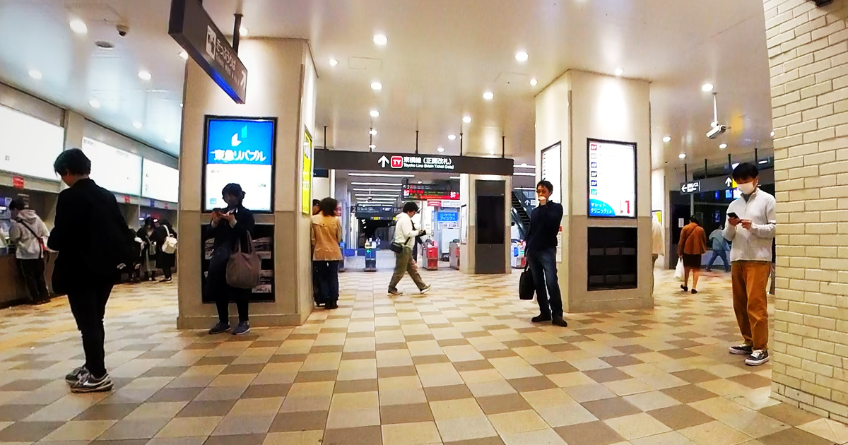 Ticket gate at Tsunashima Station