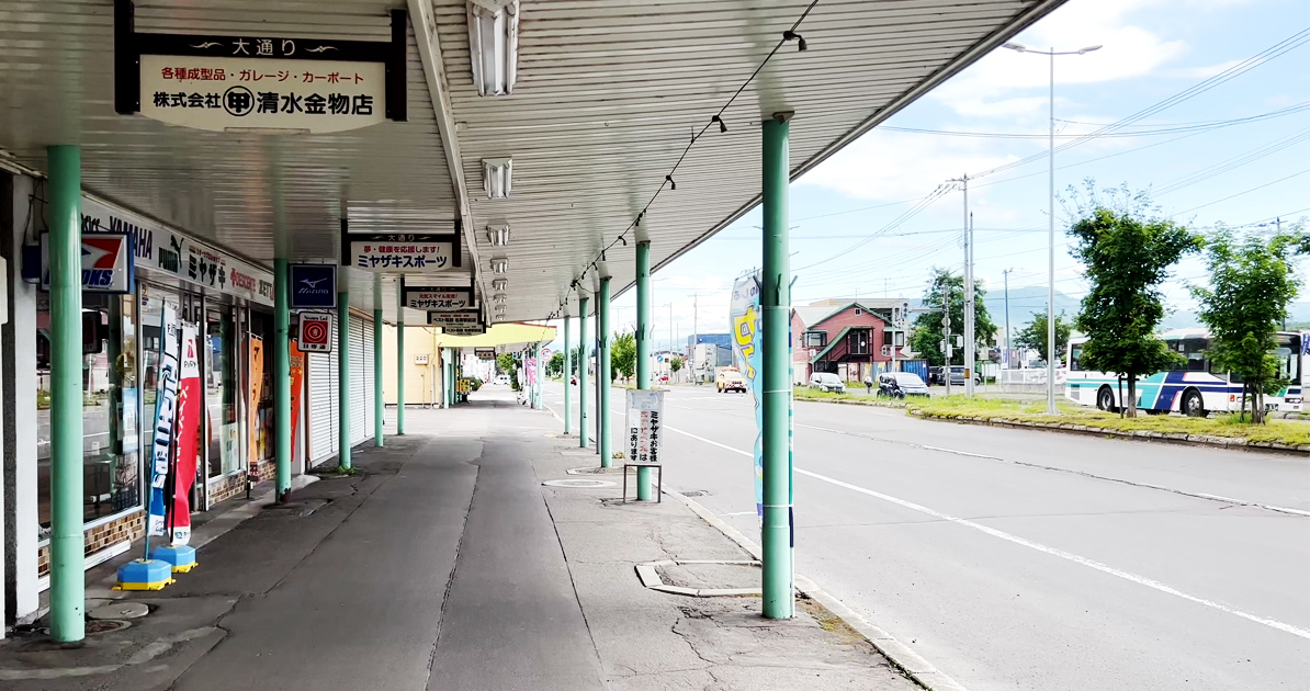 なよろ駅前 名よせ通り商店街の歩道