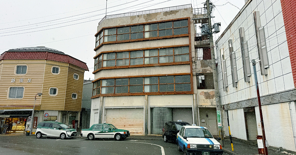 Old building and taxis in front of Ina-shi Station Old building and taxis in front of Ina-shi Station