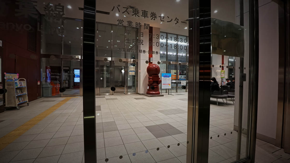【高岡駅 / 夜の繁華街】(富山県高岡市)深夜の商店街と万葉線